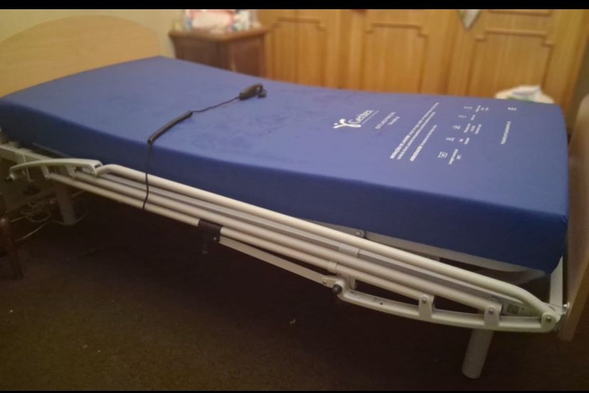 Cama articulada com colchão e comando