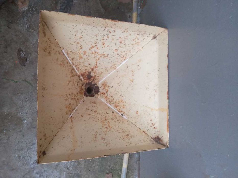 Приемный бункер для сыпучих материалов 370 мм на 370 мм высота 430 мм