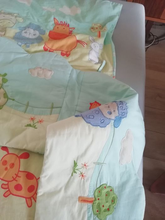 Conjunto têxtil cama de grades.