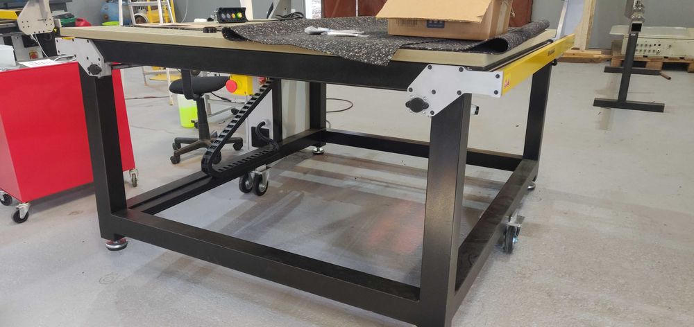 CNC com faca oscilotangencial e fresa