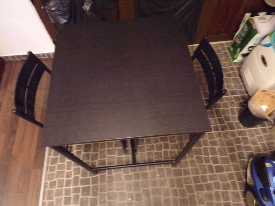 Mesa alta com 2 bancos