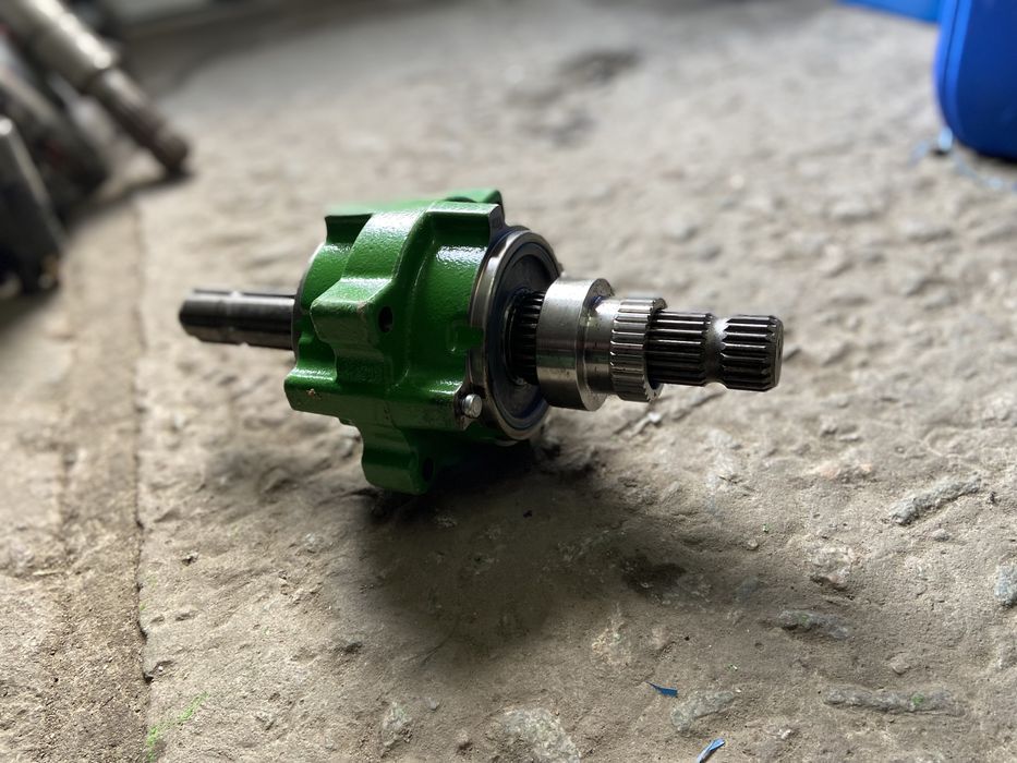 Вал отбору мощности в сборе John Deere RE272736