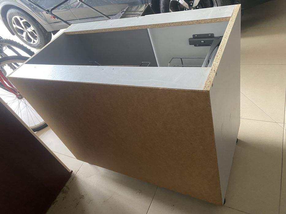 Szafka narożna z koszem cargo