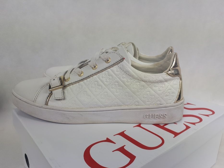 Sneakersy Guess biale monogram zlote klamry 41