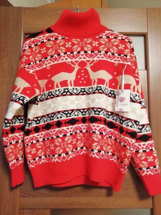 Тепла кофтинка з новорічних орнаментом