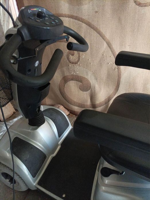 Skuter elektyczny czterokołowy