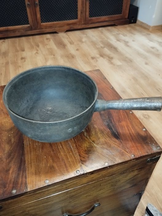 Stary, mega ciężki garnek żeliwny z okrągłym dnem