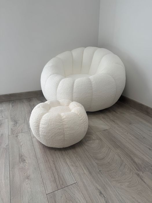 Pufa relaksacyjny Bouclé Bloom z podnóżkiem – Twoja chmurka w salonie