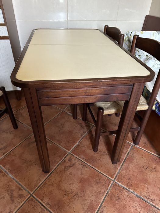 Mesa de cozinha e 4 cadeiras
