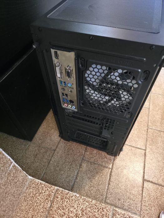 Caixa PC equipada com placa mãe (Asrock B460M-HDV)