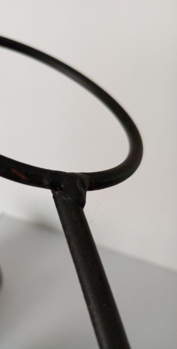 Tripé com vasos decorativos