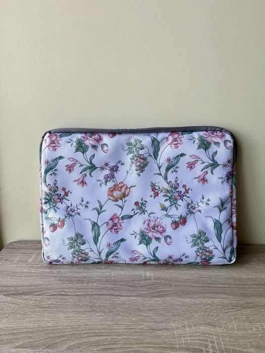 Pasta/capa acolchoada com padrão floral