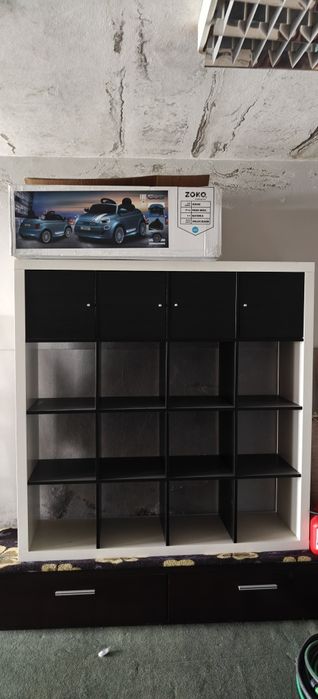 Estante IKEA com portas