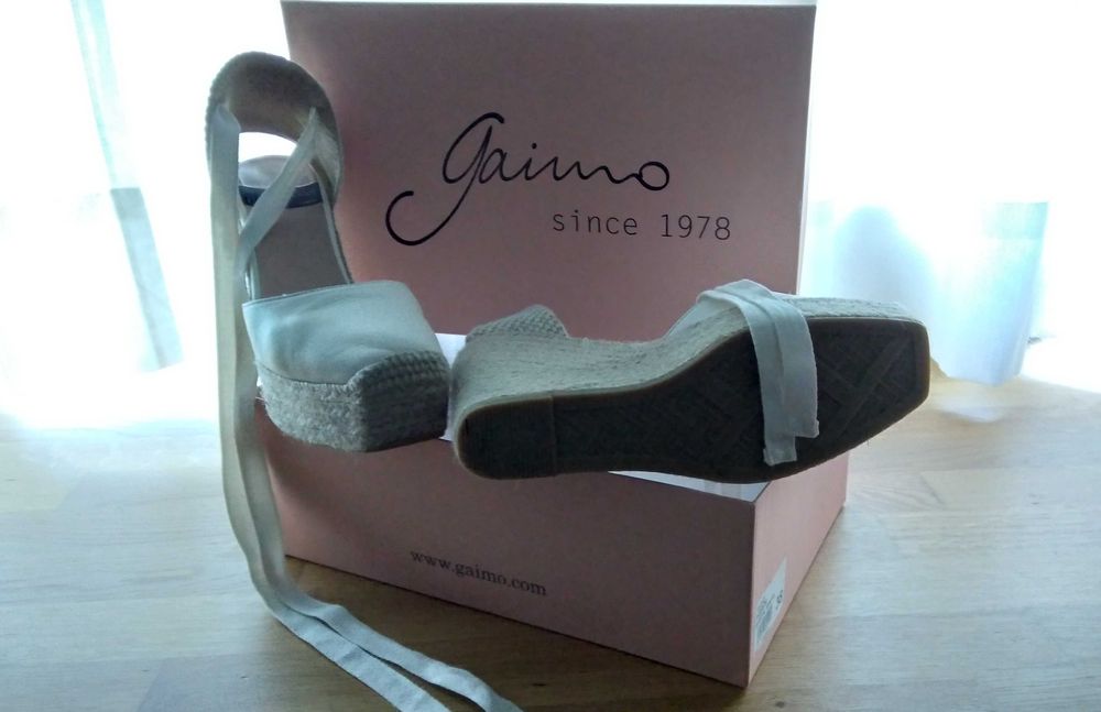 Sapatos de noiva, da marca Gaimo, modelo em alpercatas em pele