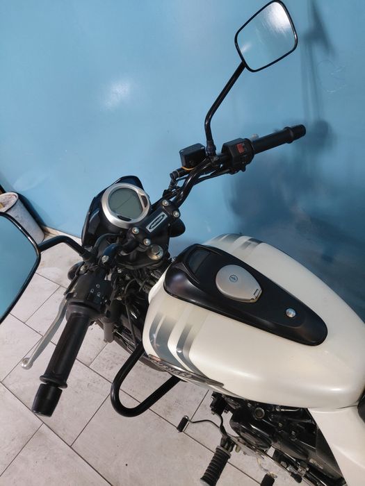 Мотоцикл Bajaj Avenger 220