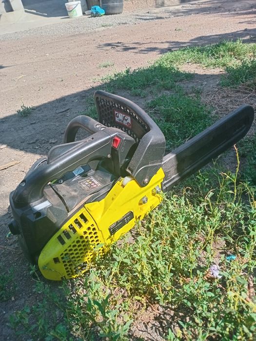 Бензинова ланцюгова пила