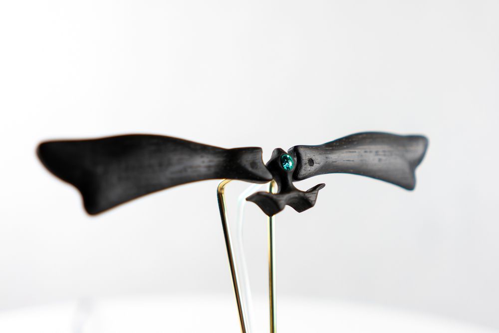 Magiczna, wyjątkowa rzeźba interaktywna czarny dąb mosiądz