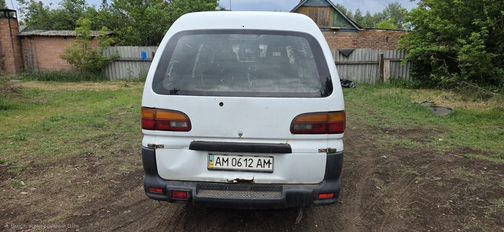 Автомобіль бус на ході