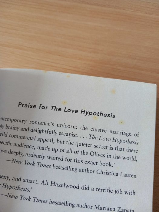 Livro "The love hypothesis" de Ali Hazelwood, em inglês