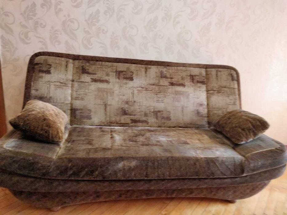 Диван в доброму стані