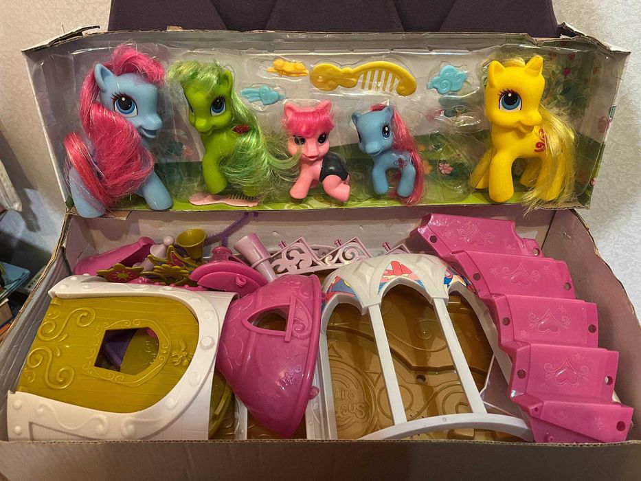 ляльковій будинок с поні