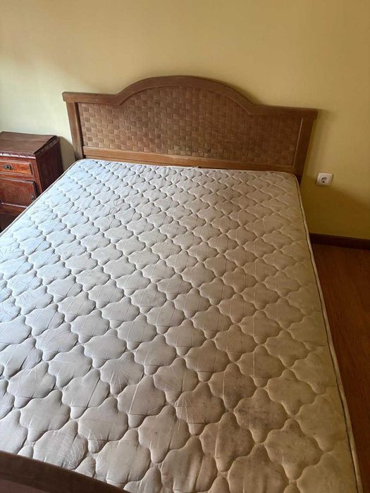 Cama Antiga - com colchão e mesa de cabeceira
