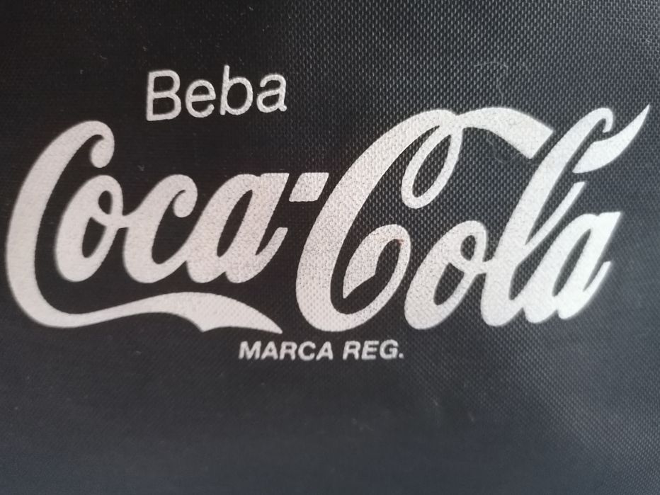 Mochila com publicidade à Coca-Cola