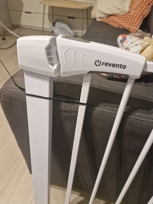 Bramka rozporowa zabezpieczająca schody Revento