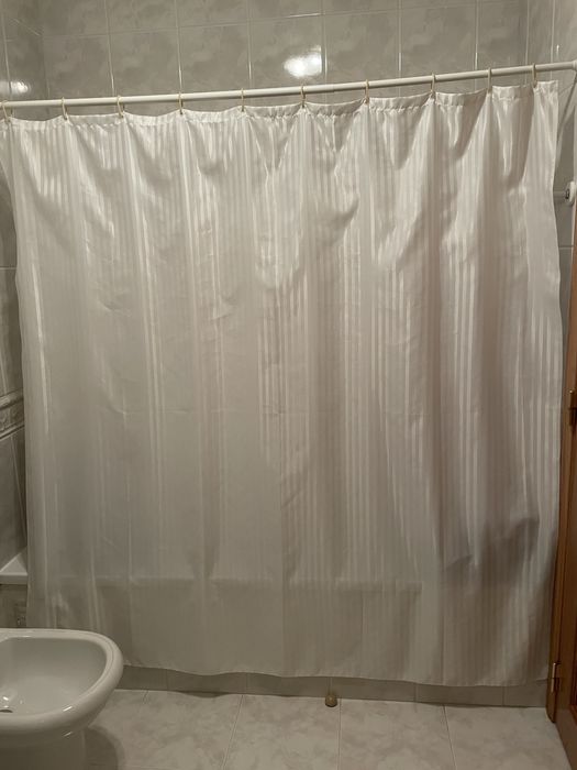 Cortina de duche branca, aspeto tecido + varão