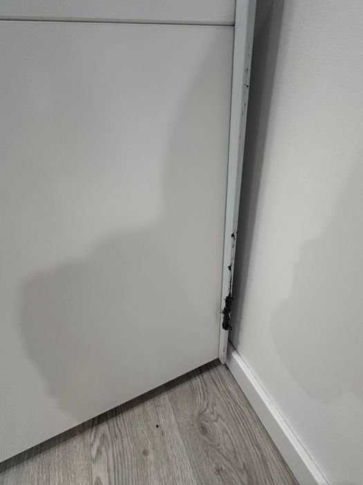 Biała przesuwna szafa