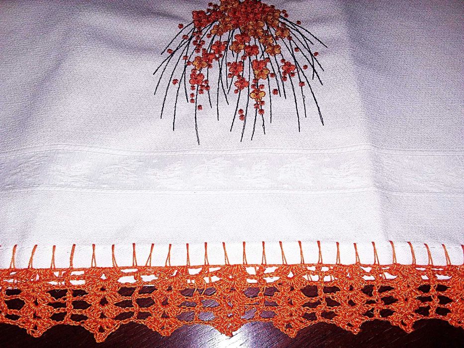 Pano decorativo com ponto de renda cor de laranja feito à mão