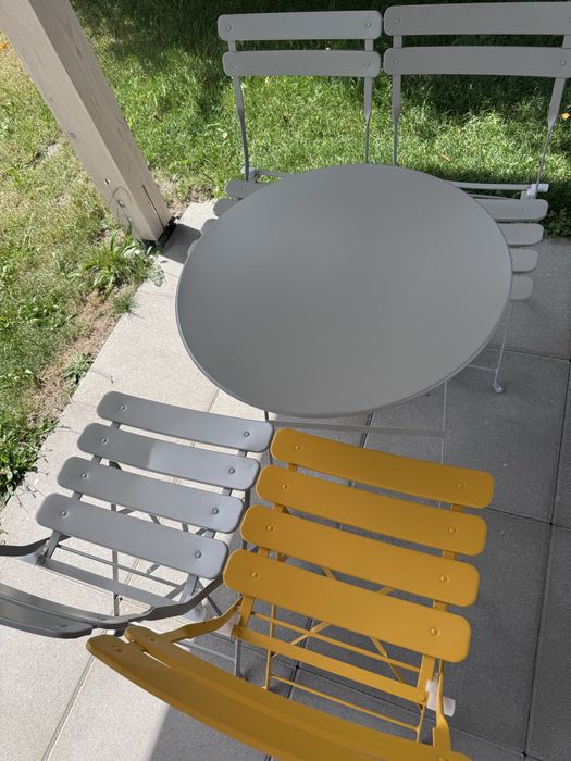 Ogródek letni krzesła ogrodowe metalowe krzesło stolik stół kawiarnia