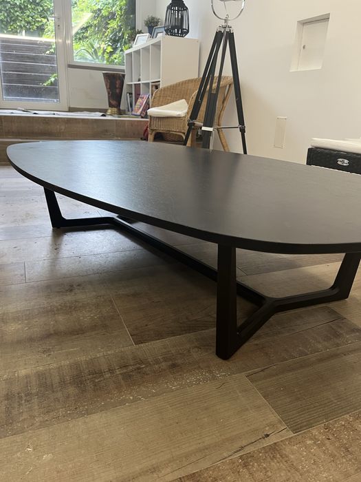 Mesa de Centro Moderna em Madeira Maciça – Estilo Contemporâneo