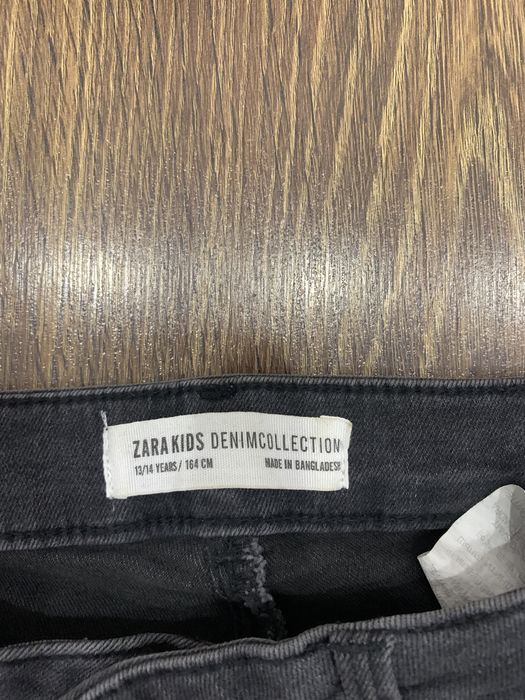 Пепельные джинсы с сердечками Zara