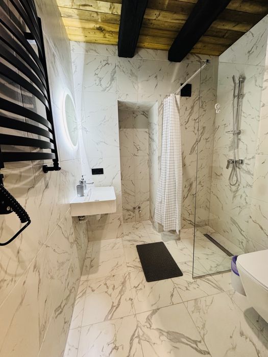 подобово ЦЕНТР , кватира з власном двориком