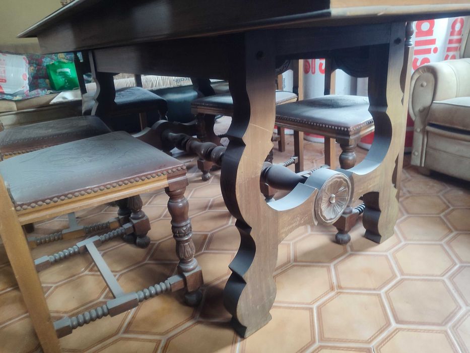 Mesa de madeira maciça e 12 cadeiras