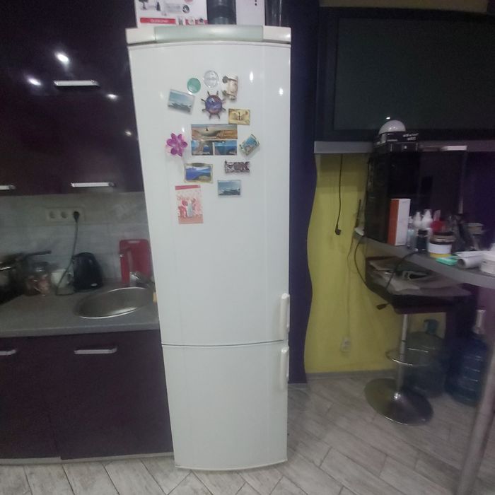 Продам НЕДОРОГО работающий  2-х камерный холодильник