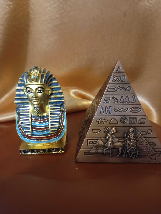 Статуетка Фарарн с пирамидкой