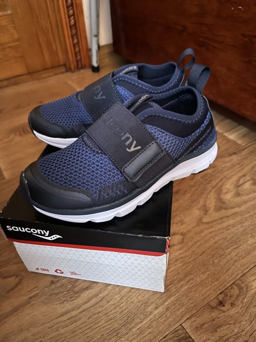 Продам кросівки.Saucony.Розмір 33 Темно синього кольору.