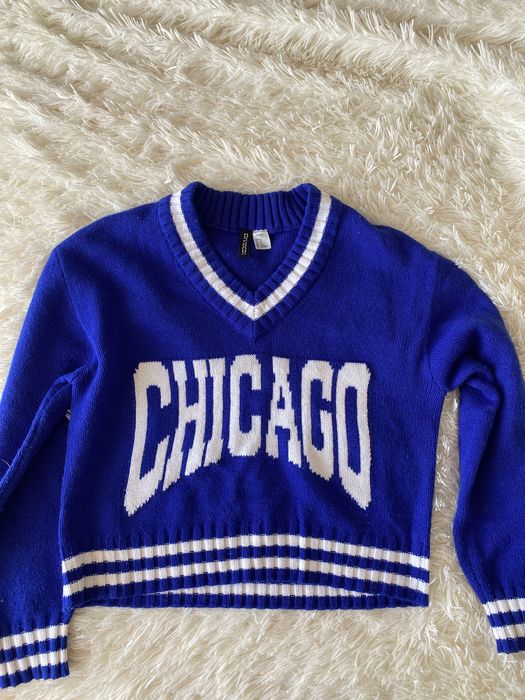 Светр з трикутним вирізом