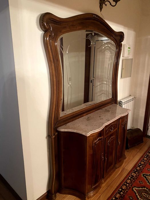 Aparador com Mármore e Espelho decorativo de Qualidade