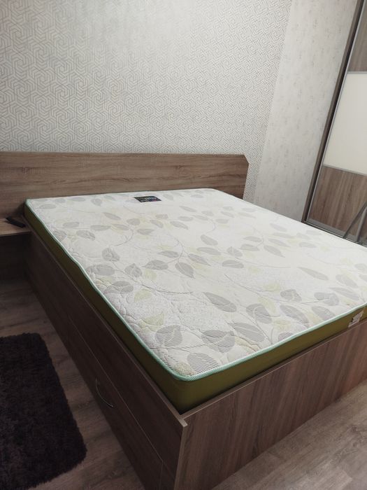 Выполненная на заказ кровать с новым матрасом