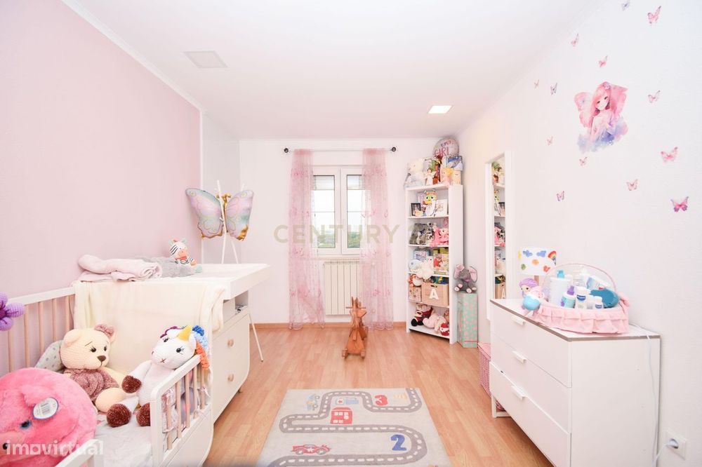 T3 Duplex 116m no Carregado em urbanização tranquila com acesso direto
