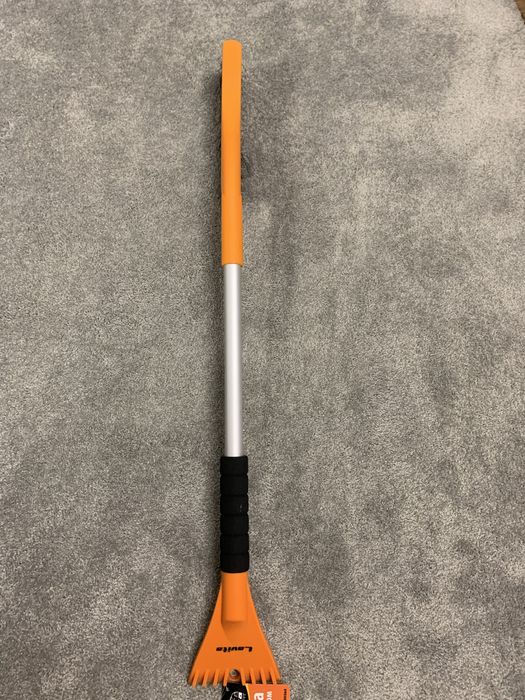 Щетка со скребком от снега 80 см lavita