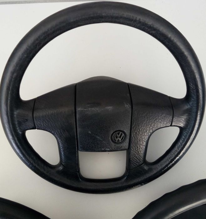 Vendo Volantes e  Pneus com Jante Golf 2