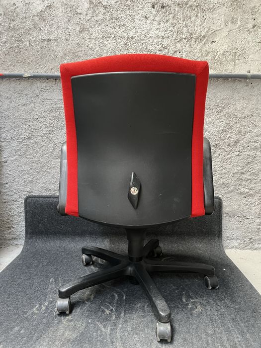 Cadeira vermelha64398319306371122