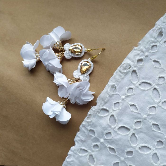 Kolczyki sutasz ślubne złote białe Boho kwiatki