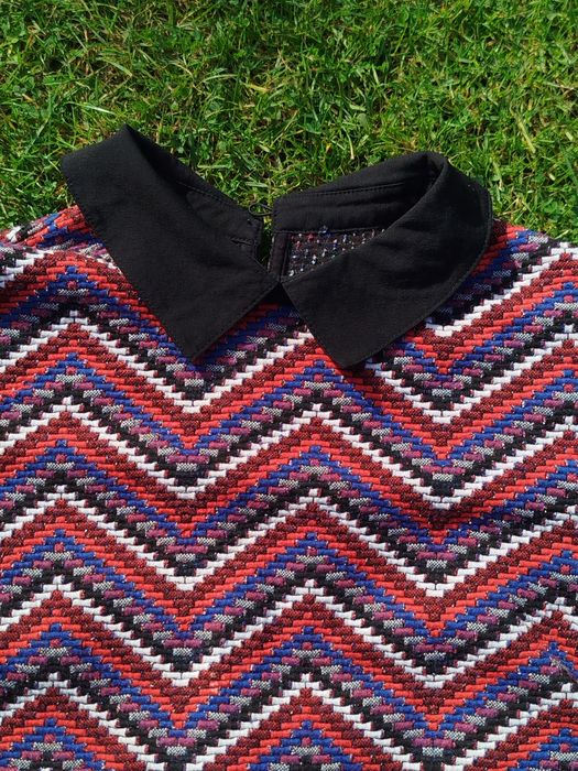 Sukienka z kołnierzykiem w kolorowe paski V by Very L 40