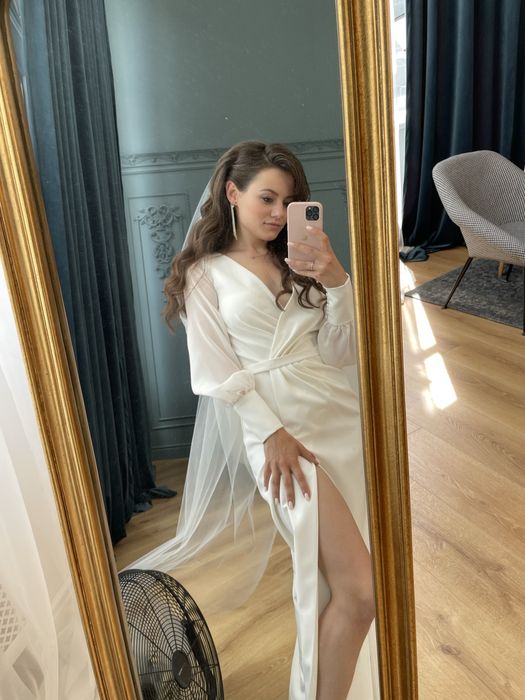 Весільна сукня з вирізом