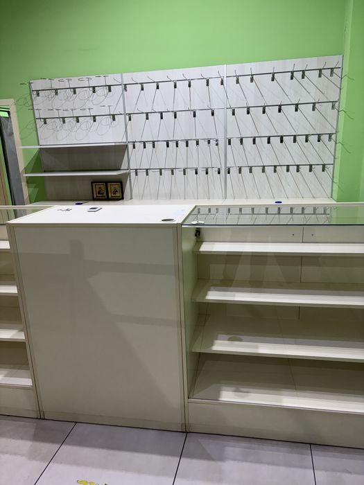 Меблі для магазину стелажі тумби вітрини касова зона ресепшн